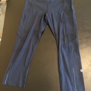 Lululemon navy blue crop leggings- 6
